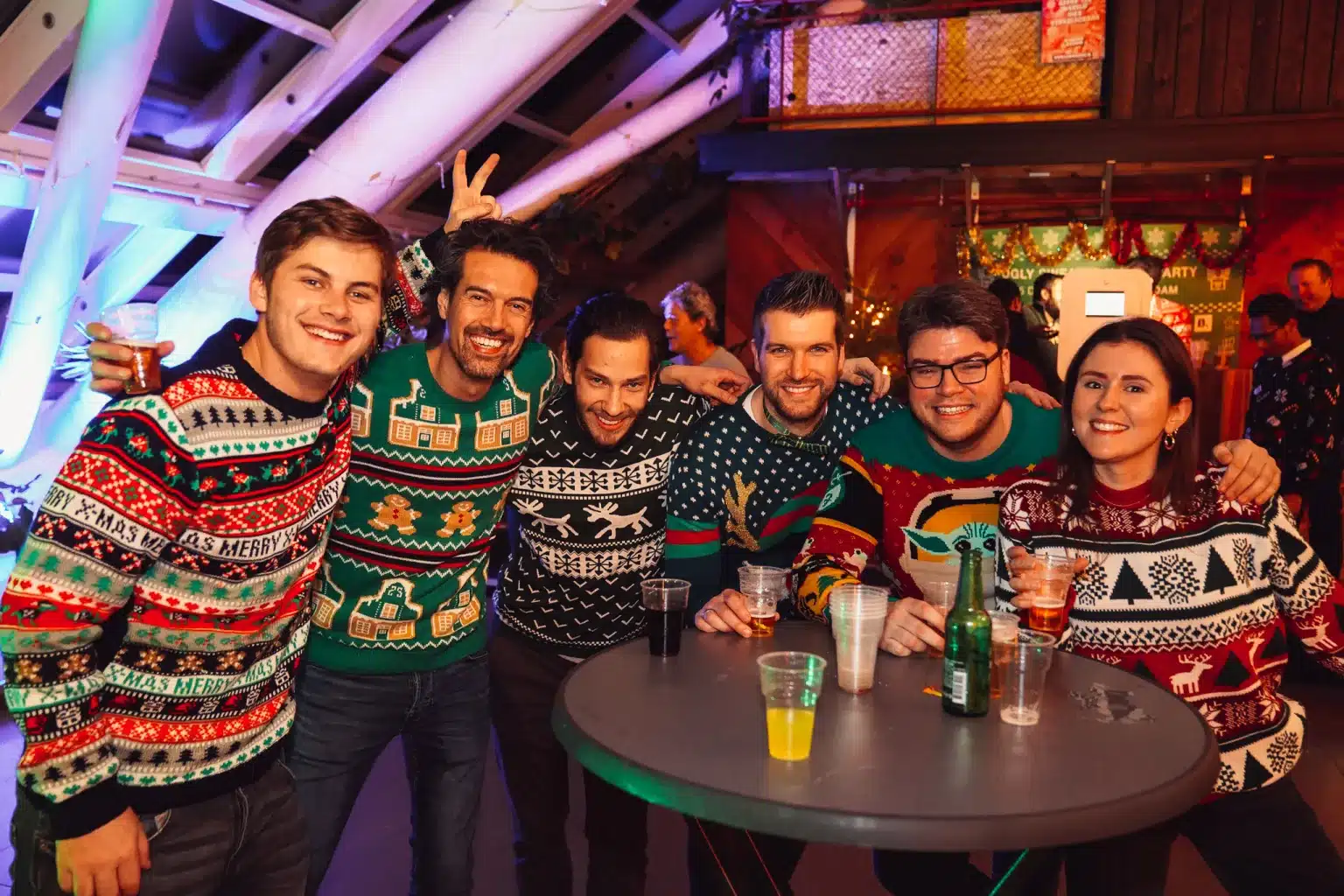 Mannen met kersttruien op de Ugly Sweater Christmas Party